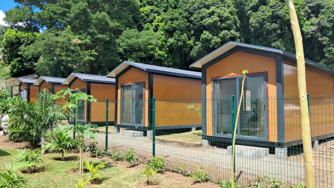 Plusieurs logements préfabriqués sur un terrain en Polynésie